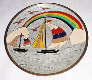 Piatto ciotola piedistallo smaltato cloisonne ottone massiccio barche a vela arcobaleno oceano vintage - Foto 1 di 7