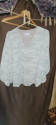 Top Cami Adrienne Estampado de Cocodrilo Talla Mediana Forrado OffWhite Gris Reptil Boho Hinchado  Foto 1 de 4