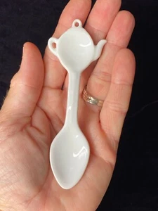 Vintage Mini Weiß Porzellan Teekanne-Form Demitasse Porzellan Löffel 4,5" - Bild 1 von 4