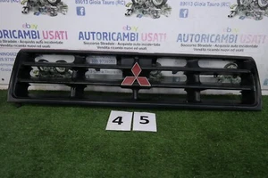 GRIGLIA ANTERIORE MITSUBISHI PAJERO 2.8 1990 MR300643 CON AGGANCI ROTTI - Foto 1 di 13