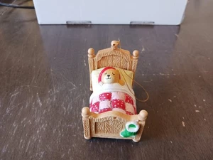 Vintage Bär schläft im Bett Kunststoff Ornament - Bild 1 von 8