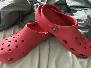 Men’s Crocs Classic Clogs Red Size 11  No Creasing - Picture 1 of 16
