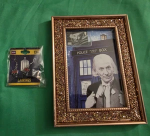Doctor Who Tardis Ohrringe & Großbritannien 2013 gerahmter Stempel neu Geschenk Dekor Menge 2 - Bild 1 von 8