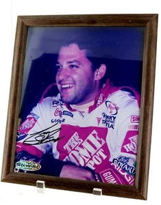 Gerahmtes farbiges Autogrammbild von Tony Stewart. 8X10 sehr Sammlerstück. - Bild 1 von 1