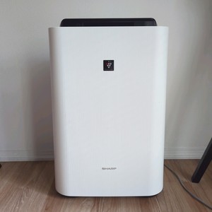 SHARP Humidifying Air Purifier Plasmacluster / Air Cleaner KC-E70-W