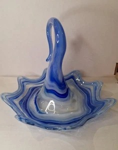 HANDGEMACHTES MUNDGEBLASENES SWIRL GLAS KUNSTWERK BLAU WEISS EINZIGARTIGES SERVIERSCHALE - Bild 1 von 10