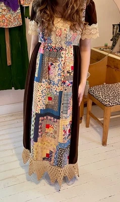 Maxi Vestido Pradera De Colección Años 70 Terciopelo Retazos Encaje Boho Renacimiento Festival Pequeño Foto 1 de 4