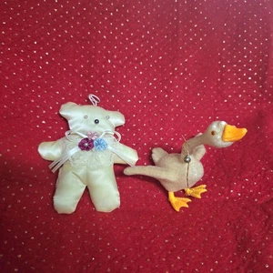 Lotto 2 Ornamenti Vintage MCM Albero di Natale Orsacchiotto Raso Pizzo Floccato Campana Oca - Foto 1 di 8