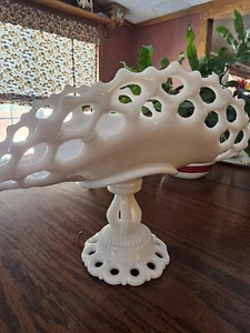 VINTAGE WESTMORELAND SCALLOPED EDGE MILK GLASS - Picture 1 of 4