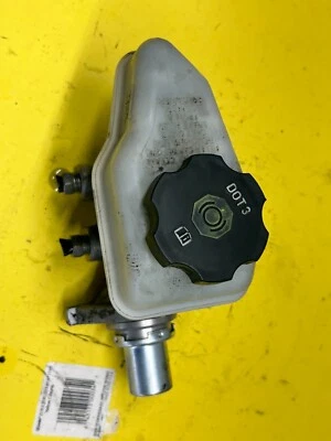 2012-2016 CHEVROLET IMPALA 3.6L MASTER CYLINDER W/RESERVOIR TANK OEM — 第 1/4 张图片