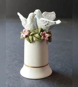 RARE - Avon Thimble Collection - "Doves" Porcelain Thimble - New - Picture 1 of 3