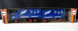 Herpa Modellauto 1:87, Mercedes-Benz Hängerzug Pritsche/Plane, Sped. Häring, OVP - Bild 1 von 2