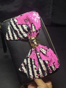 Betsey Johnson schwarz/pink weiß große Pailletten Schleife Handgelenktasche/Clutch   - Bild 1 von 15