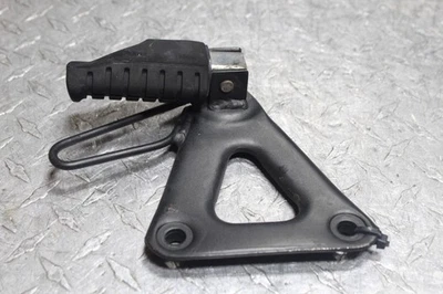 09-18 KAWASAKI KLR650 OEM REPOSAPIÉS IZQUIERDO CLAVIJA SOPORTE DE MONTAJE 34003-1275-18R Foto 1 de 4