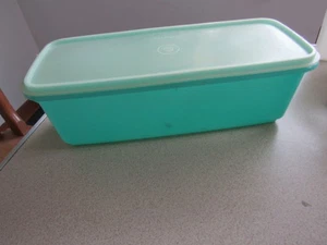 VINTAGE GREEN TUPPERWARE LOAF BREAD STORAGE CONTAINER  - Picture 1 of 6