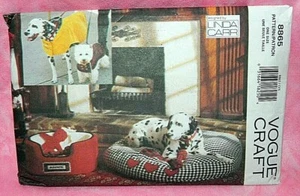 Accesorios para cama sin cortar Vogue artesanal cachorro perro abrigo con capucha juguetes patrón 8865 - Imagen 1 de 2