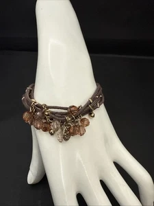 Beliebtes Armband 5 Ständer braune Kordel mit Perlen & einem goldenen Anhänger 7 Zoll siehe Fotos - Bild 1 von 5