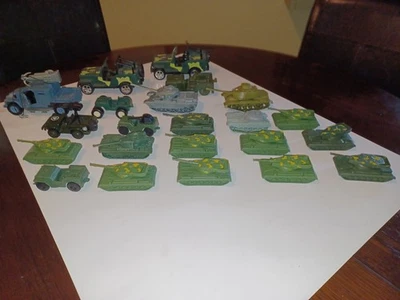 ENORME LOTE DE veículos de brinquedo militares sortidos, soldados, aeronaves etc. - Imagem 1 de 4