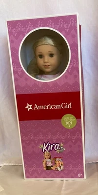 Muñeca American Girl GOTY Niña del Año KIRA NRFB, Caja tiene Daños Foto 1 de 4