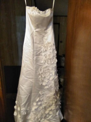 Vestido de novia para mujer GALINA SIGNATURE. Flores laterales talla 4, sin tirantes Foto 1 de 4