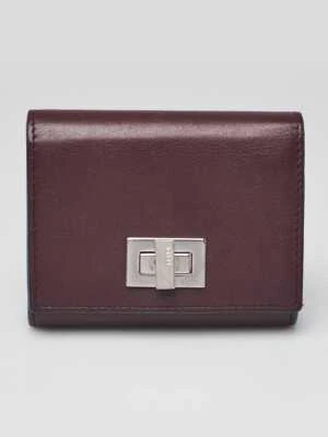 Cartera Compacta Fendi Acordeón Peekaboo Cuero Borgoña - 8M0370 Foto 1 de 4