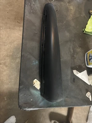 92-99 PILAR TRASERO CHEVY GMC SUBURBAN TAHOE YUKON MOLDURA DE BORDE LATERAL IZQUIERDO. Foto 1 de 4