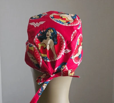 Скраб шляпа/череп крышка мужской (BU) - Чудо-женщина на красный - Изображение 1 из 3