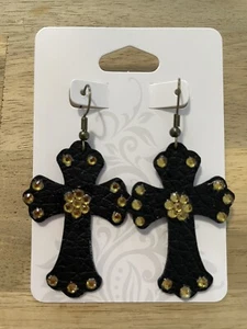 Orecchini in finta pelle nera a croce fantasia con strass in vetro color oro. - Foto 1 di 5