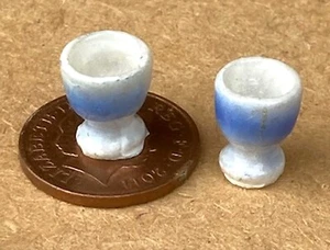 Maison de Poupées Céramique Egg Cups 2 Blanc et Bleu 1:12 Balance Cuisine - Imagen 1 de 6
