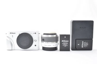 [FAST NEUWERTIG] Nikon 1 J1 10,1-MP-Digitalkamera weiß Kit mit VR 10–30 mm... - Bild 1 von 4