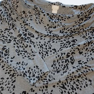 Chico's Zenergy Women's Tunic Sweater Sz 2P  (12-14P) Gray Cheeta Print Stretch - Picture 1 of 10