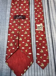 CRAVATTA HERMES 7831 UA Pegasus Dove Cloud Rosso Indiano Classica Seta Magra - Foto 1 di 7