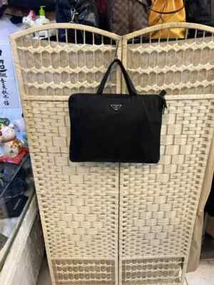 Vendo estuche Prada Lee genuino sin nailon Foto 1 de 4