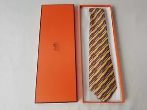 HERMÈS Paris Krawatte. 7094 OA. Seide. Beige-Gelb-Grau-Rot. Boot Schiff. NEU! - Bild 1 von 7