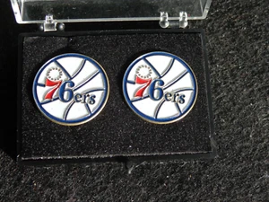 Vintage NBA Philadelphia 76ers Hartholz Pins 2er Set Koffer Play Off Time - Bild 1 von 2