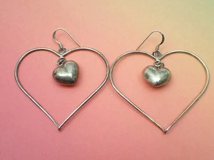 Pendientes colgantes de doble corazón hinchados y alambre tono dorado plata de ley 2-1/2" 9,5 g - Imagen 1 de 5