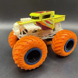 Trituradora de huesos Hot Wheels Monster Truck fundido a presión 1:64 brilla en la oscuridad - Imagen 1 de 6