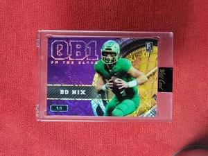 2023 ☆QB 1 EN EL RELOJ ☆ Bo Nix ☆ NOVATO ☆ 1/1 ☆ Púrpura ☆ Holo ☆ Dorado ☆ Raro ☆ - Imagen 1 de 2