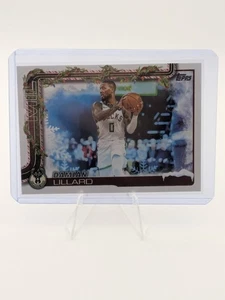 2025-26 Topps Holiday - Damian Lillard #SSV-LBJ SSP Photo Variations - Bild 1 von 2