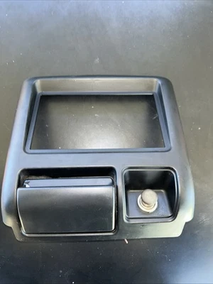 Isuzu Rodeo Radio Borde Bisel 1998-2002 con Bandeja de Cenizas y Encendedor de Cigarrillos Foto 1 de 4