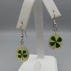 Lucky Irish 4 Leaf Clover St Patrick Resin Hook Earrings Silver Tone Vintage Estate - Bild 1 von 4