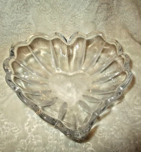 Plato de caramelo con forma de corazón ~ borde festoneado ~ 6.0"" x 5 5/8"" x 1 7/8"" ~ 1990 - Imagen 1 de 8