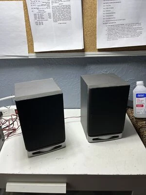 Altavoces portátiles de sonido envolvente de estantería RCA RS1239 negros y grises 8 ohmios Foto 1 de 4