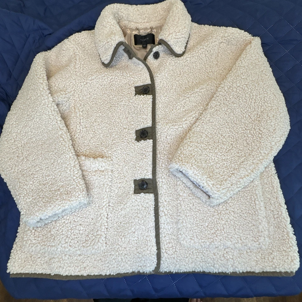 J. Jaqueta Crew Feminina Sherpa Boucle Tamanho XXL Marfim Acabamento Verde Oliva - Imagem 1 de 4