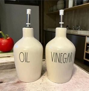 Rae Dunn Handwerk Öl & Essig Krüge 2er Set Cremeweiß Keramik Küche Dekor - Bild 1 von 5
