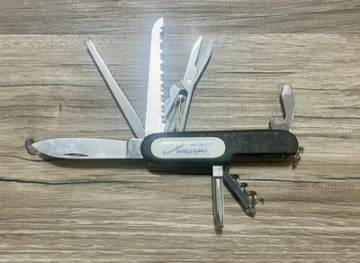 Navaja de bolsillo plegable con mango de goma de colección multiherramienta “Comstock Oilfield Supply” Foto 1 de 4