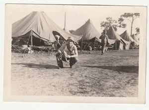 Foto militare d'epoca soldato esercito americano che tiene maschera antigas - tende - Foto 1 di 2