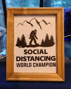 Big Foot Social Distancing Weltmeister Rückseite Leinwand 8 x 10 Zoll Holzrahmen - Bild 1 von 3
