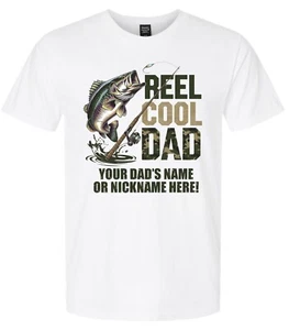 Camiseta Reel Cool Dad Día del Padre DISEÑO CAMUFLAJE con el nombre personalizado de tu papá impreso - Imagen 1 de 8