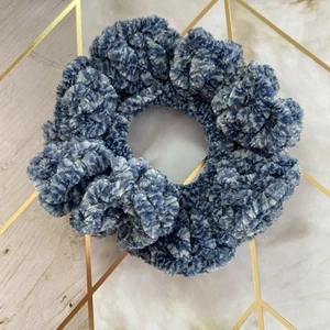 Scrunchie de ganchillo de pelo de chenilla hecho a mano azul marino - Imagen 1 de 3